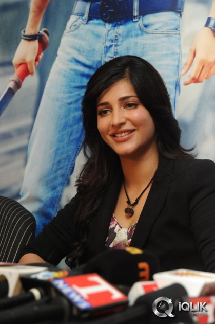 Shruti-Haasan-at-Ramayya-Vastavayya-Press-Meet